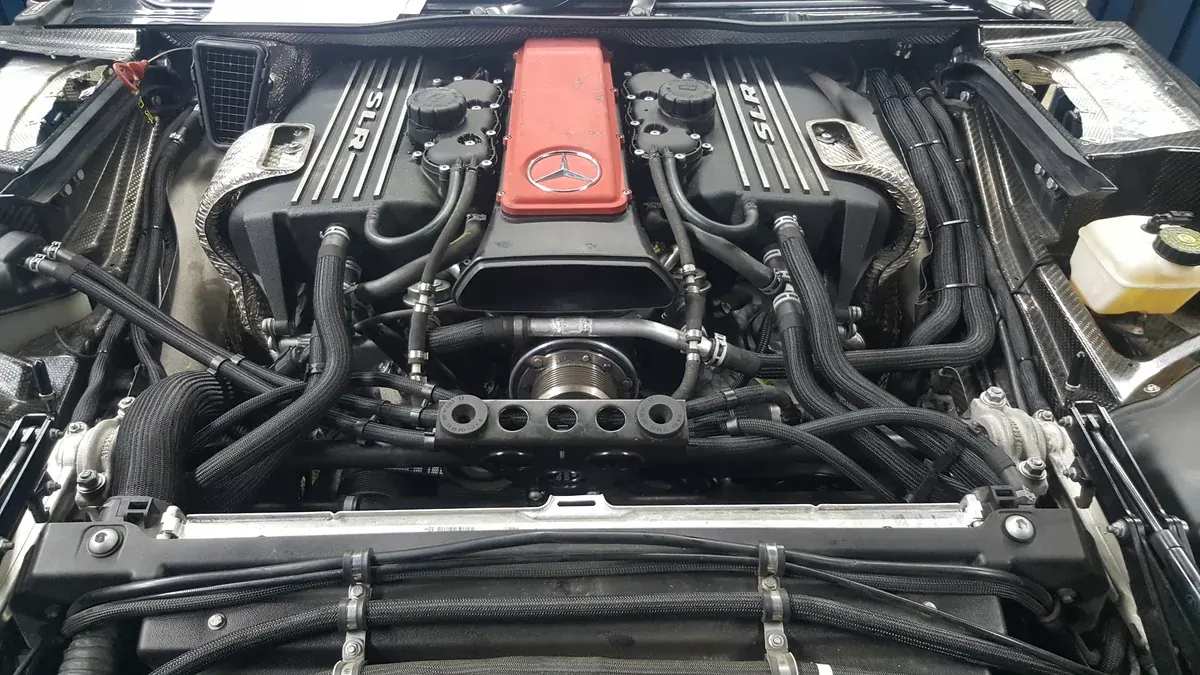 Kompressormotor eines Mercedes-Benz SLR mit sichtbarer Kompressorriemenscheibe