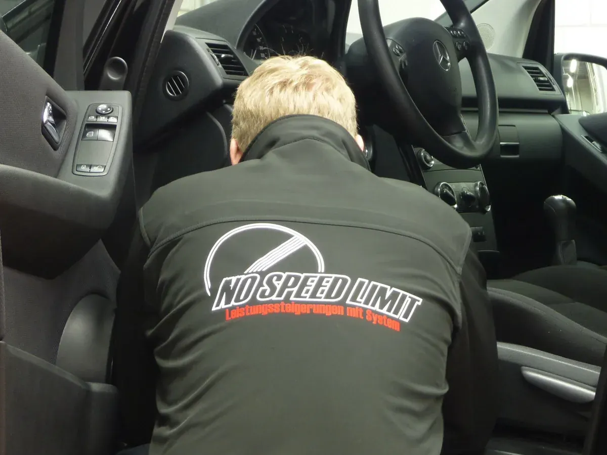 Mitarbeiter in NO-SPEED-LIMIT-Arbeitskleidung bei der Arbeit im Fahrzeug