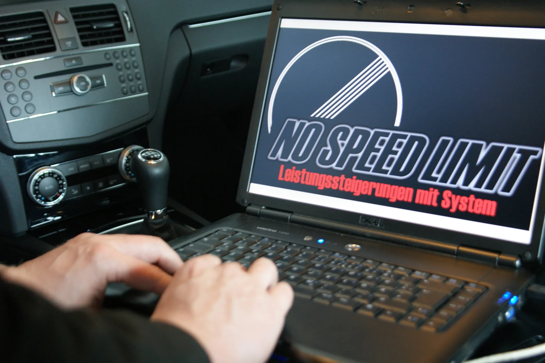 Laptop mit NO-SPEED-LIMIT-Logo bei der Arbeit im Fahrzeug